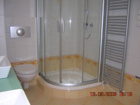sprchový kout a WC závěsný s ovládáním Sanit